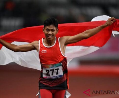 Atlet lari profesional melakukan latihan kecepatan di stadion atletik untuk meningkatkan performa dan daya tahan tubuh