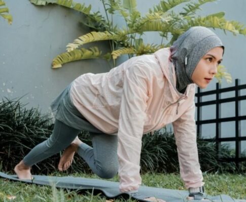Seseorang sedang berolahraga dengan semangat untuk menjaga konsistensi latihan dan mencapai target kebugaran.