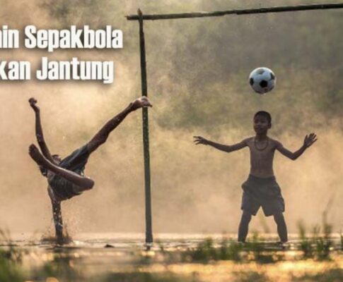 Sekelompok pemain sepak bola sedang berlatih di lapangan untuk meningkatkan kebugaran dan kesehatan tubuh