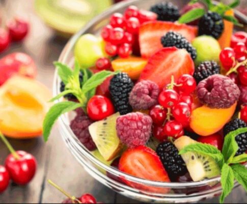Pola makan sehat dengan sayuran segar, buah-buahan, protein sehat, dan makanan bergizi seimbang