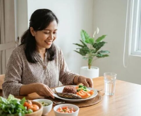 Pola makan sehat dengan buah, sayuran, dan makanan bergizi untuk meningkatkan fokus kerja dan produktivitas harian